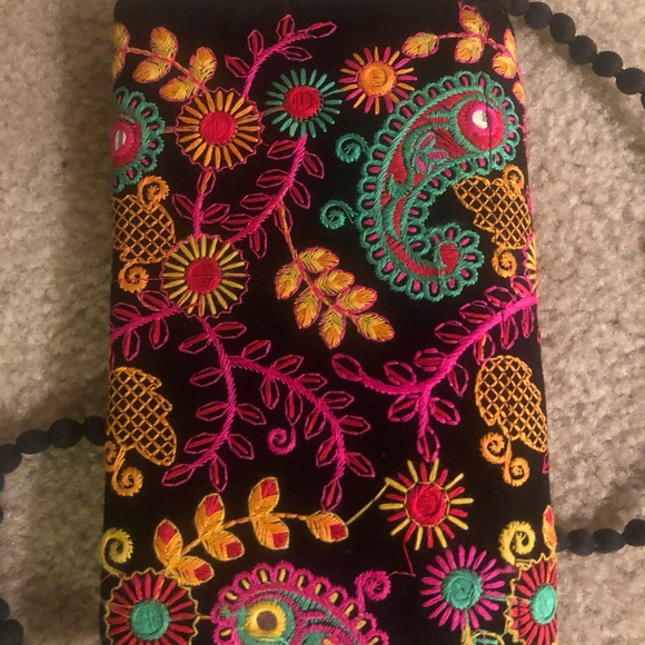 Beautifully embroidered clutch - Picture 5 of 5